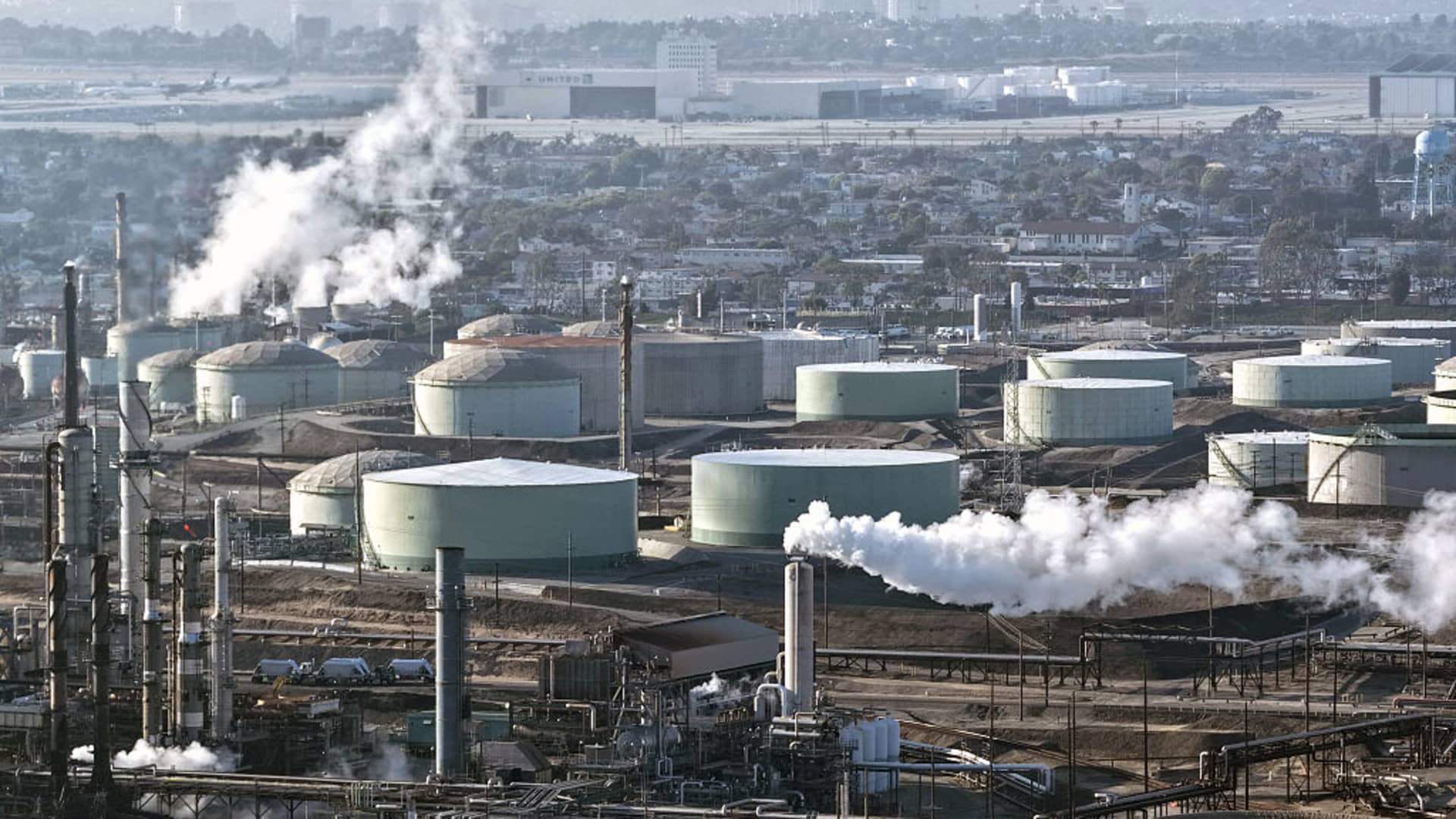 U.S. oil prices fall 5% on hope Iran peace talks will continue