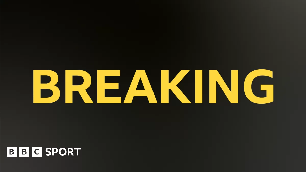Ex-keeper Manninger dies after car hit by train